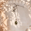 Colgante de Moldavita Natural en Plata de Ley 925 - Vista general con pulsera de selenita