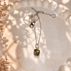 Colgante de Moldavita Natural en Plata de Ley 925 - Vista general con pulsera de selenita